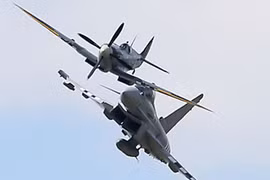 Xem siêu tiêm kích Typhoon sát cánh cùng huyền thoại Spitfire