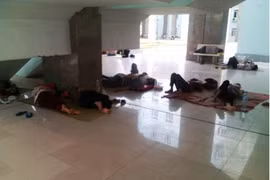 Người nhà bệnh nhân vạ vật tránh nắng ở hành lang BV