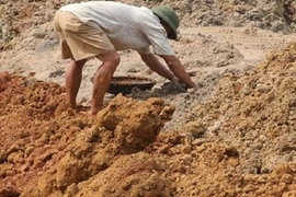 Dân Nghệ An kéo nhau đi ‘mót’ đá đỏ cầu may