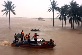 QĐND Việt Nam "tả xung hữu đột" cứu dân trong lũ dữ