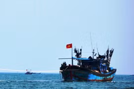 Một tàu cá cùng 7 ngư dân phát tín hiệu cấp cứu trên biển Trường Sa