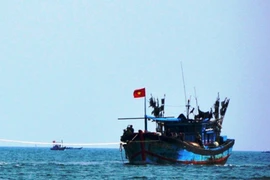 Một tàu cá cùng 7 ngư dân phát tín hiệu cấp cứu trên biển Trường Sa