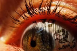 Rợn người xem dân chơi xăm tròng mắt