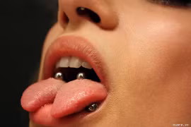 Rùng mình thú chơi xẻ lưỡi làm đẹp của giới trẻ