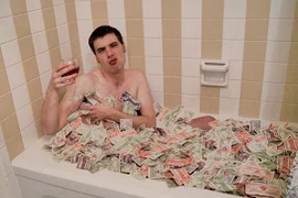 Tắm bồn với tiền, đồ ăn có 1-0-2 trên thế giới