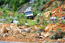 Lở núi kinh hoàng vùi, lấp 3 cơ quan cùng nhiều nhà dân