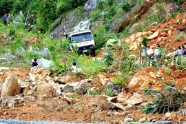 Lở núi kinh hoàng vùi, lấp 3 cơ quan cùng nhiều nhà dân