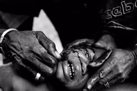 Hãi hùng nghi lễ rạch mặt tứa máu