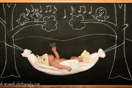 Ảnh: Cuộc phiêu lưu đầu đời thú vị của trẻ trên bảng đen