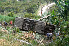 Xe chở 47 người lao vực ở Lào Cai, 5 người tử vong