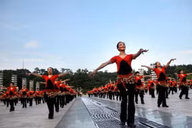 Kỷ lục hàng ngàn người tập khiêu vũ