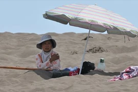 Kỳ lạ liệu pháp chôn dưới cát để chữa liệt dương