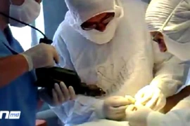 Bác sĩ mổ cho bệnh nhân bằng... máy khoan tường