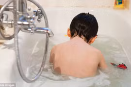 Tắm nước nóng giảm triệu chứng tự kỷ ở trẻ