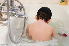 Tắm nước nóng giảm triệu chứng tự kỷ ở trẻ