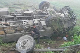 Xe tải lao xuống vực, 2 người chết thảm