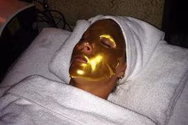 Người mẫu đắp mặt nạ vàng 24 carat làm đẹp