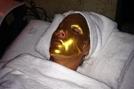 Người mẫu đắp mặt nạ vàng 24 carat làm đẹp