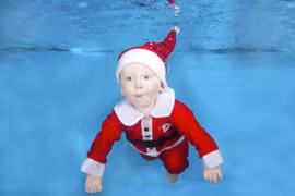 Những em bé Noel đáng yêu dưới nước