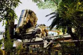 Đồng Nai: Cần cẩu công trình đè nhà dân, năng lực nhà thầu thế nào?