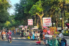 Đồng Nai: Hàng rong “bủa vây” đường Nguyễn Văn Trị