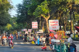 Đồng Nai: Hàng rong “bủa vây” đường Nguyễn Văn Trị