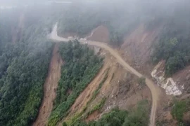 Quân đội sử dụng Flycam kiểm tra các điểm có nguy cơ sạt lở