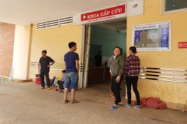 Say xỉn đưa con đi cấp cứu, gã đàn ông quậy tưng bừng bệnh viện