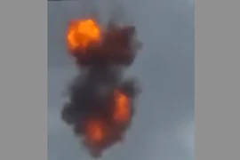 Video: Thiết bị bay nghi ám sát Tổng thống Venezuela nổ tung