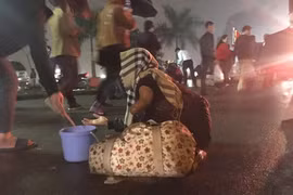 Ngán ngẩm cảnh "cái bang" hoành hành lễ khai ấn đền Trần