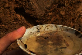 Video: Kinh ngạc đào hố phát hiện dầu rịn ra từ mạch nước, cháy phừng phừng