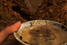 Video: Kinh ngạc đào hố phát hiện dầu rịn ra từ mạch nước, cháy phừng phừng