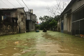 Hà Nội ngập lụt: Dân ngoại thành "khát" nước sạch