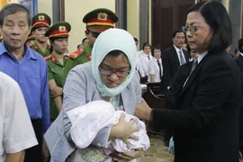 Bị cáo vụ Hứa Thị Phấn lại mang con vào phòng xử