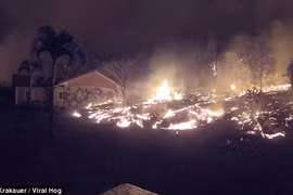 Video: Kinh hoàng cảnh dung nham nóng chảy “nuốt” nhà ở Hawaii