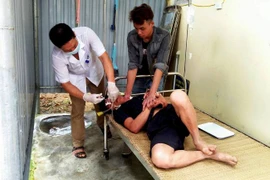 Cãi nhau nảy lửa, vợ bỏ đi, chồng…ăn lá ngón tự tử