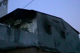 Cháy nhà trong hẻm, cứu hộ và nạn nhân nhảy mương thoát hiểm ở TPHCM