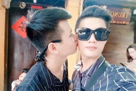 Bố mẹ “sốc ngất” khi biết con trai là...đồng tính nam