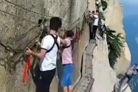 Video: Du khách buông mình trên con đường chết chóc nhất hành tinh