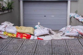 Cư dân KĐT Geleximco hối hả "đắp đập be bờ" chống lũ