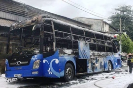 Hiện trường cháy xe khách trơ khung, nhiều người “đứng tim”