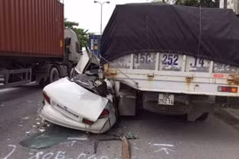 TNGT kinh hoàng ô tô biển xanh bị container, xe tải “kẹp chả”