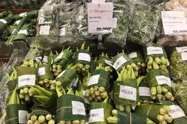 Siêu thị thử nghiệm gói rau củ bằng lá chuối thay túi nylon