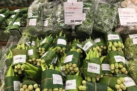 Siêu thị thử nghiệm gói rau củ bằng lá chuối thay túi nylon