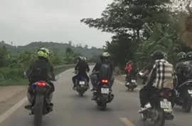 Phượt thủ dàn hàng ngang, nẹt pô khiêu khích ôtô