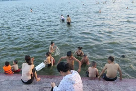 Nhiều người dùng phao tự chế tắm giải nhiệt ở hồ Tây