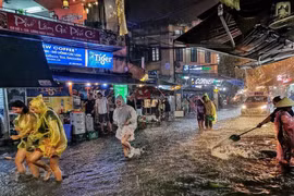 Đường phố Hà nội ngập nước sau trận mưa lớn ngay giữa kỳ nghỉ lễ