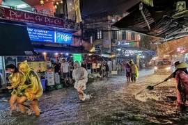 Đường phố Hà nội ngập nước sau trận mưa lớn ngay giữa kỳ nghỉ lễ