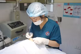Phẫu thuật trị 2 nốt ruồi lớn trên mặt cho bệnh nhi 14 tuổi