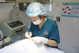 Phẫu thuật trị 2 nốt ruồi lớn trên mặt cho bệnh nhi 14 tuổi